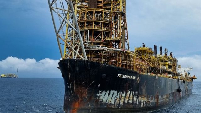 Petrobras, la compagnia petrolifera brasiliana, registra una perdita netta di 2,8 miliardi di dollari nel quarto trimestre, con un calo dei ricavi del 10%.