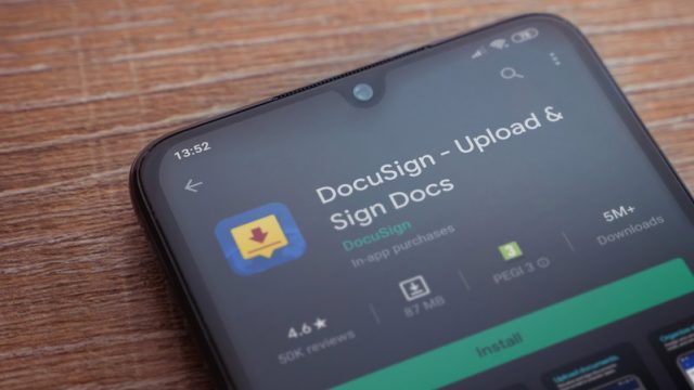 DocuSign stock price forecast ahead of earnings: buy or sell?