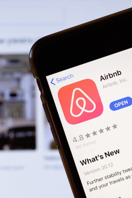 Airbnb stock price analysis after earnings: buy or sell?