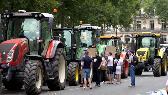 Macron under pressure as farmers’ Mercosur protest shuts down Paris traffic